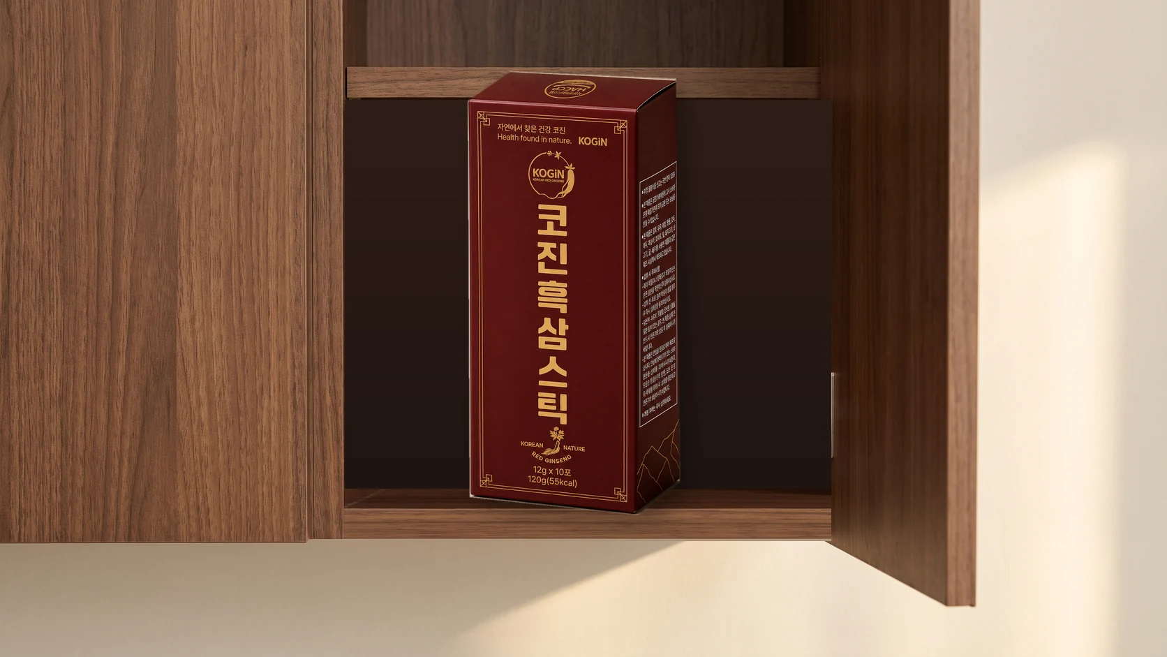 서늘하고 그늘진 실내 수납장에 보관한 코진 홍삼스틱 상자