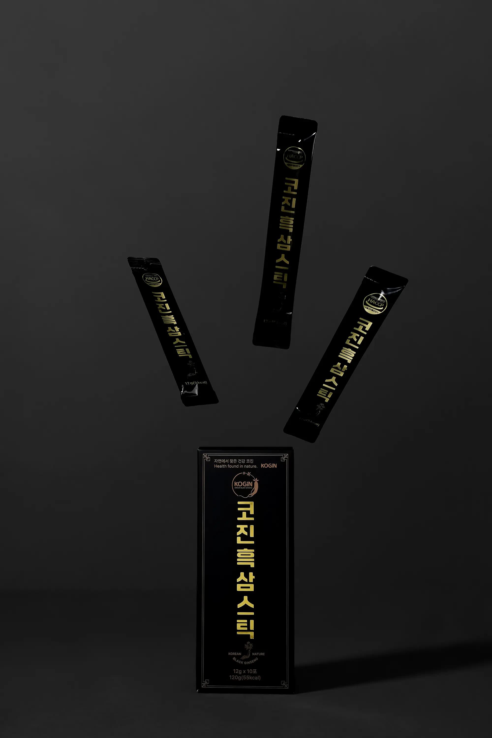 코진 흑삼스틱 상자와 낱포를 정돈한 실제 제품 사진