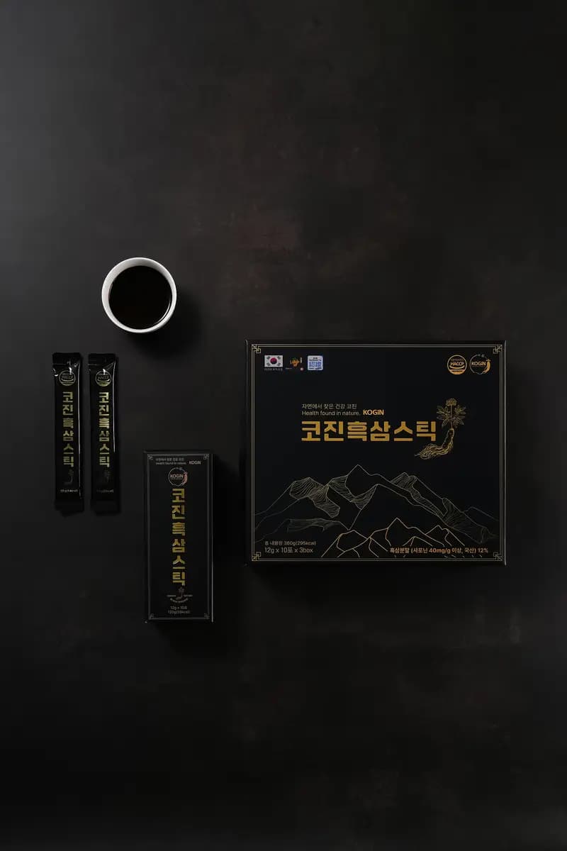 찻잔과 함께 놓인 코진 흑삼스틱