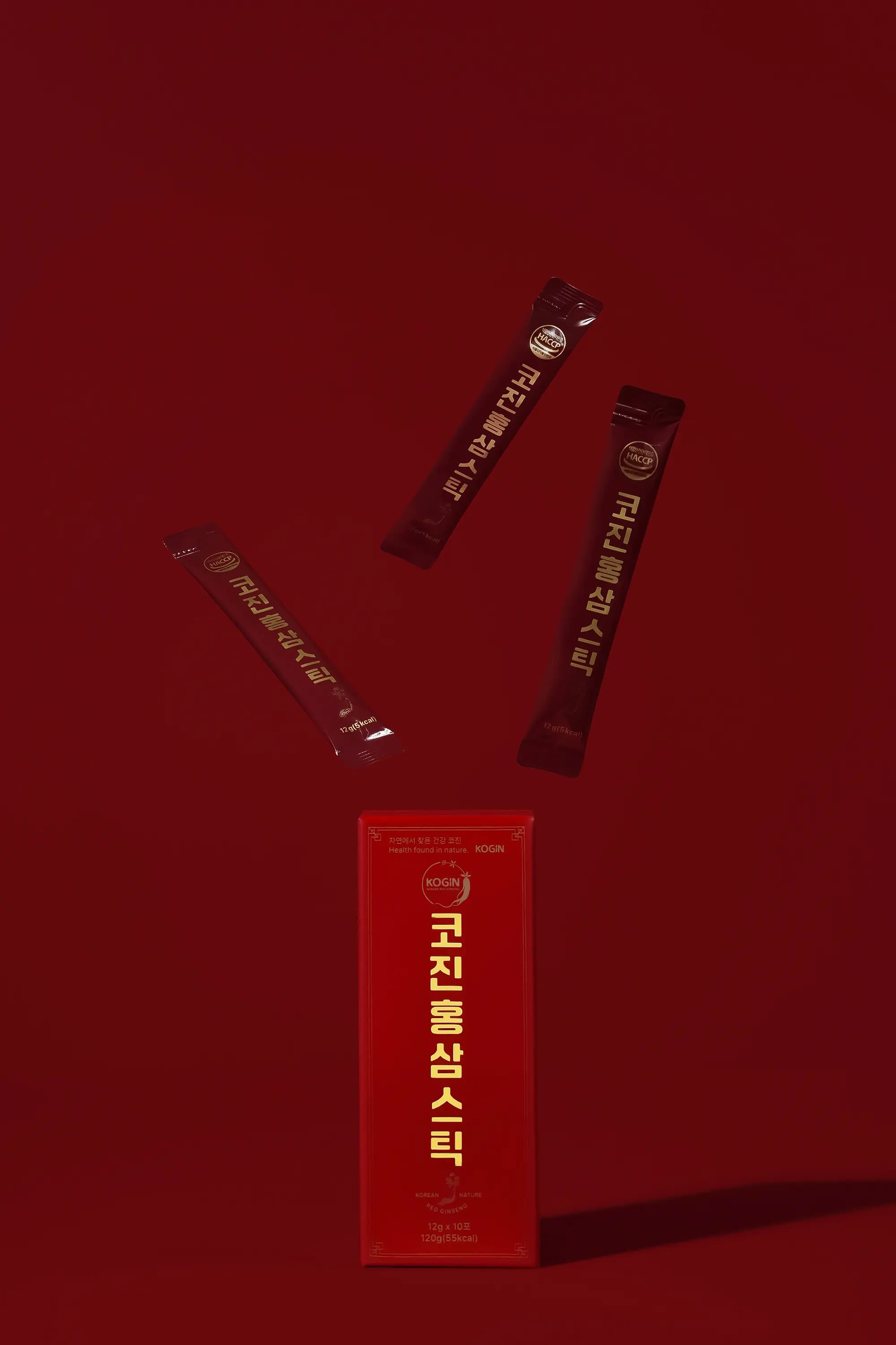 코진 홍삼스틱 상자와 낱포를 정돈한 실제 제품 사진