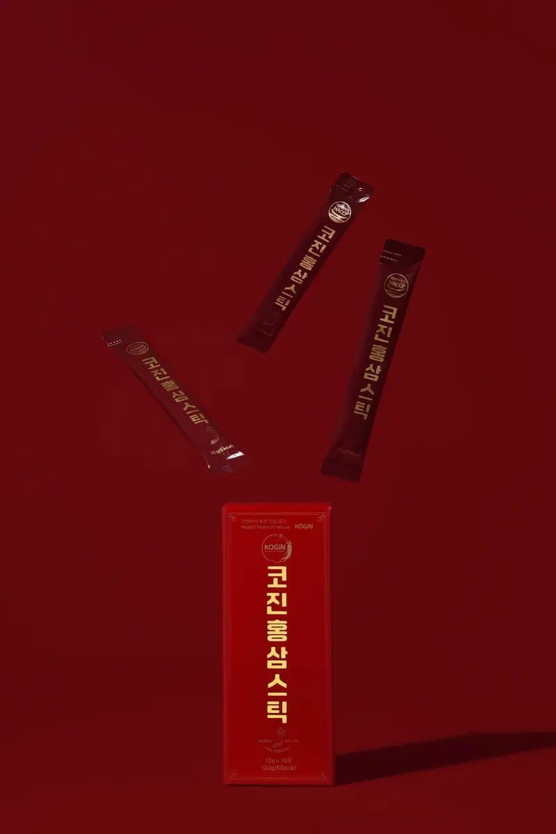 공중에 떠 있는 코진 홍삼스틱 연출 컷