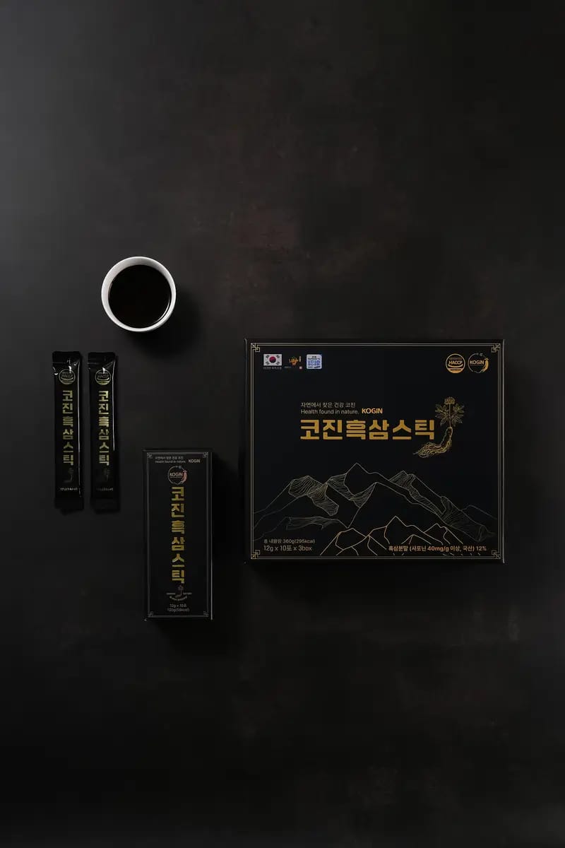찻잔과 함께 놓인 코진 흑삼스틱