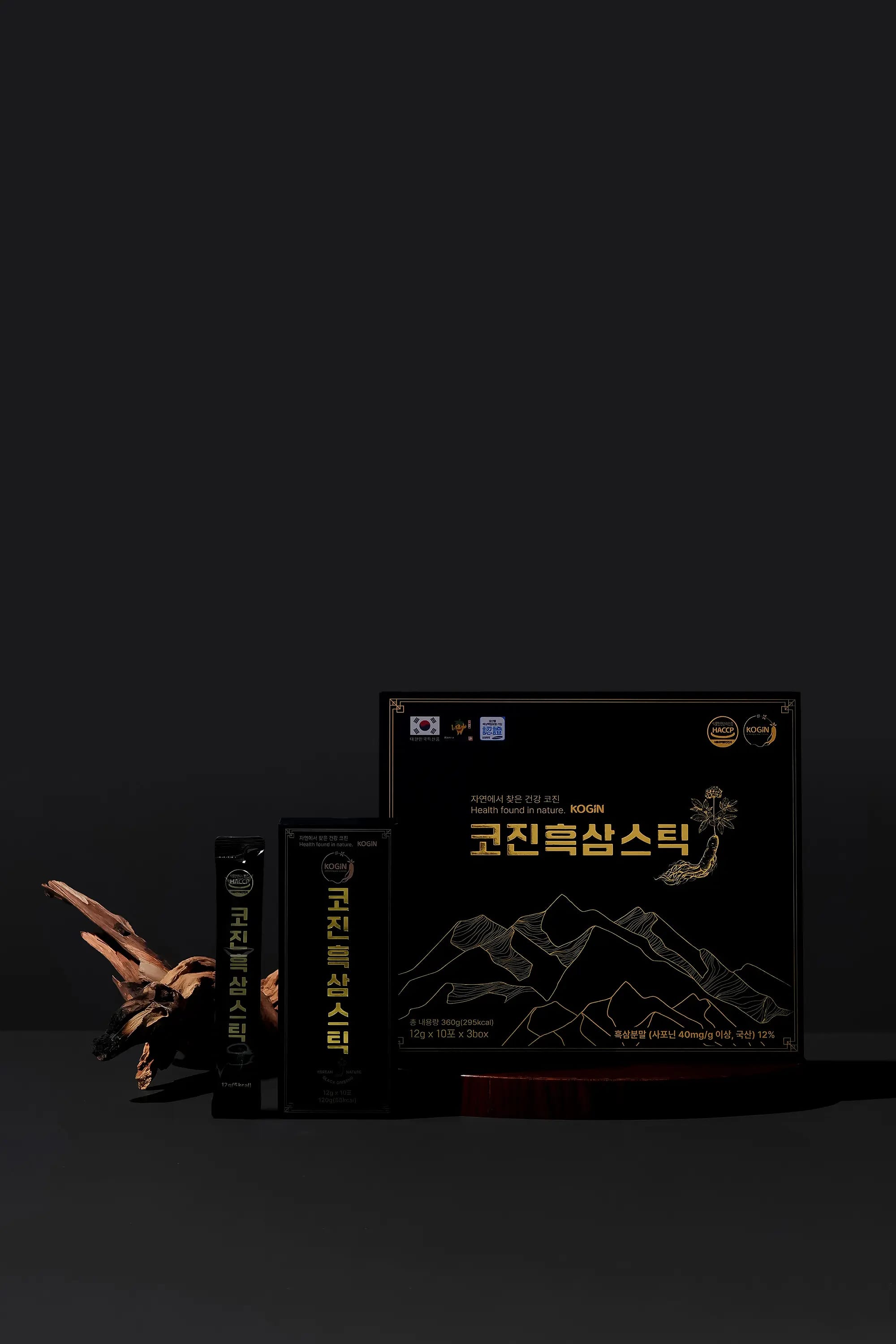 유목 소품과 함께 연출한 코진 흑삼스틱 선물세트