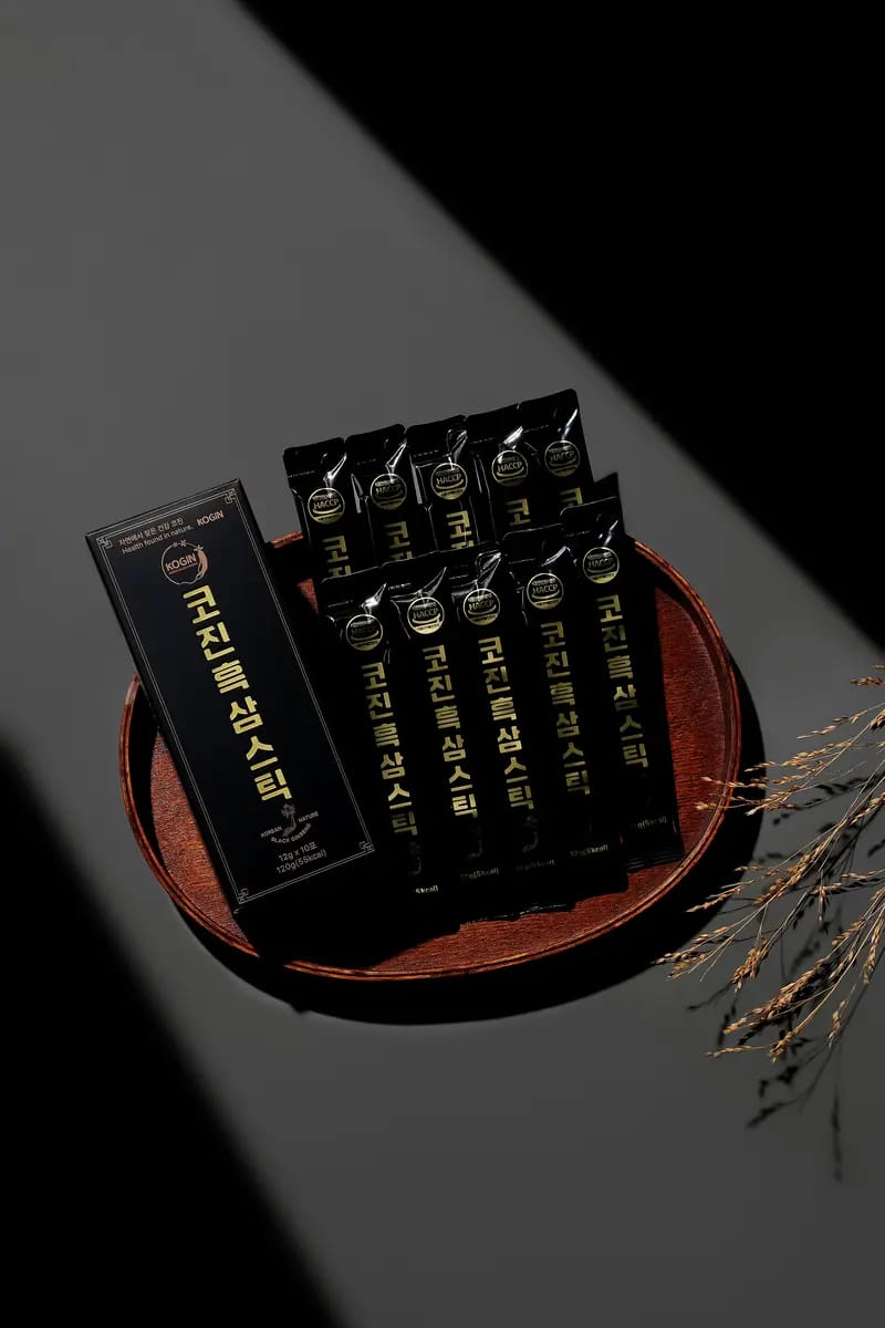 붉은 트레이 위 코진 흑삼스틱 도열