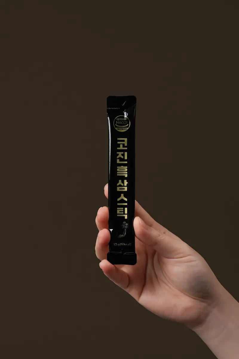 손에 들린 코진 흑삼스틱 낱개 포