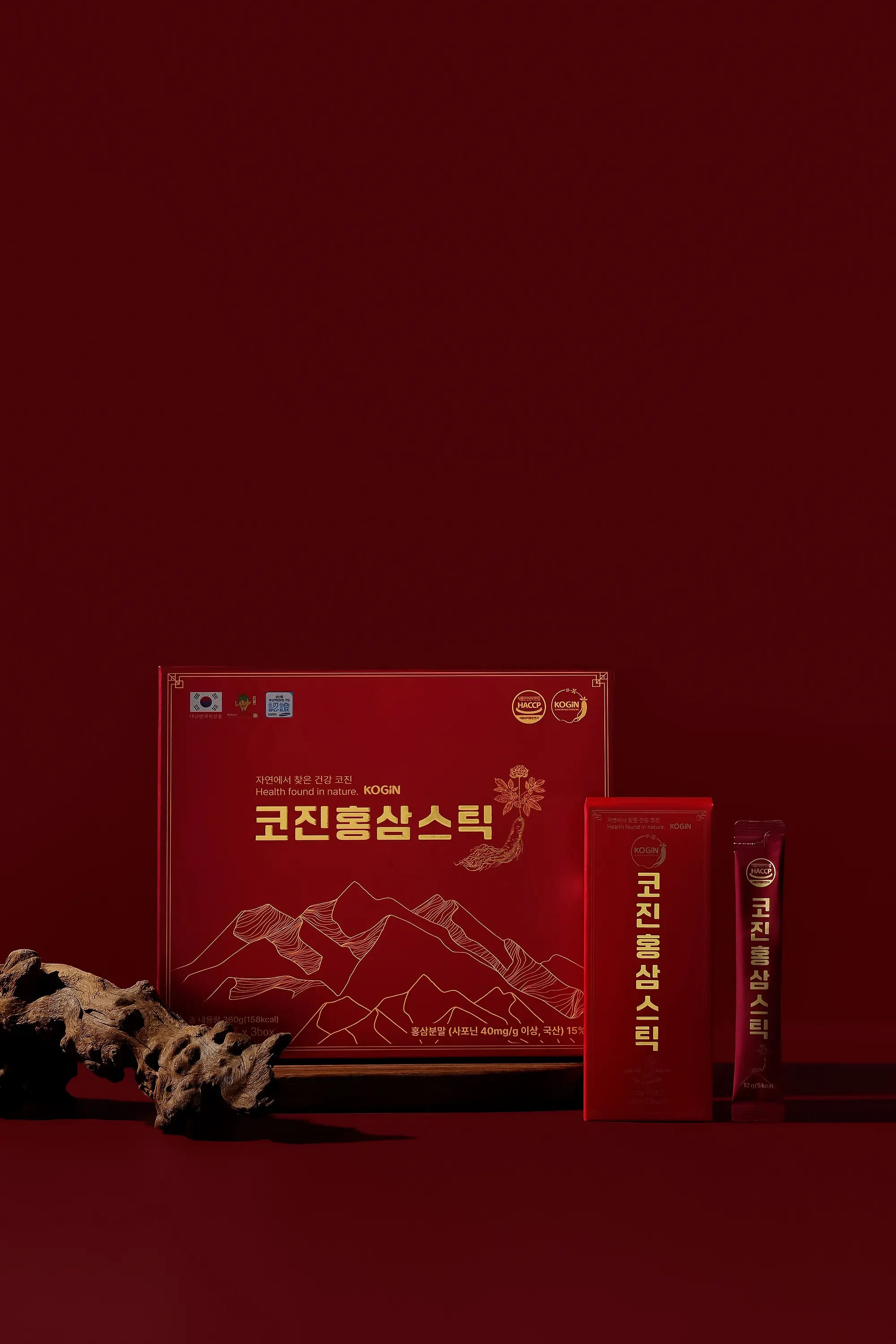 딥크림슨 배경에 연출한 코진 홍삼스틱 선물세트