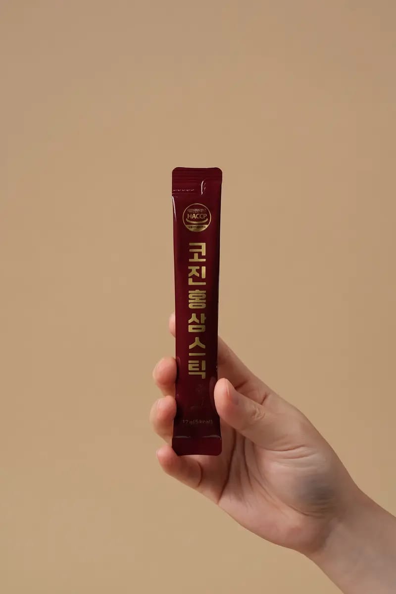 손에 들린 코진 홍삼스틱 낱개 포
